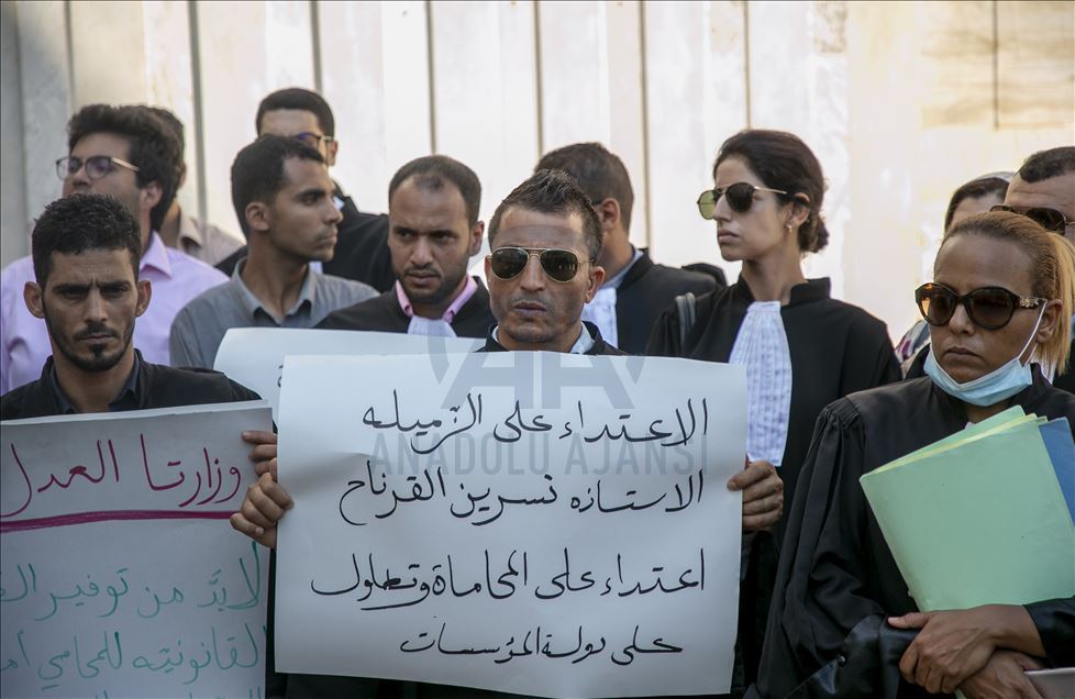 تونس.. وقفة احتجاجية تنديدا باعتداء شرطي على محامية

