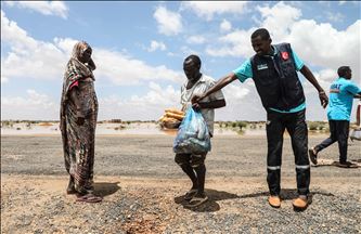 منظمة تركية توزع مساعدات على متضرري السيول في السودان