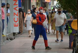 El llamado del hombre araña en Turquía, 'usa una máscara, sé un héroe'