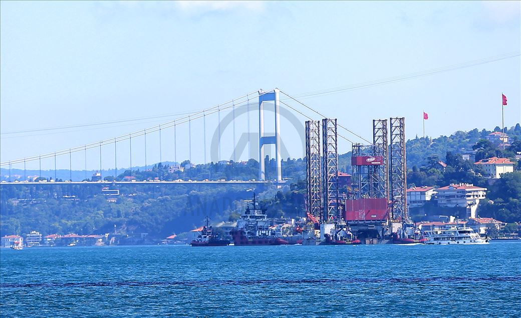 Dev petrol platformu "GSP Saturn" İstanbul Boğazı'ndan geçti
