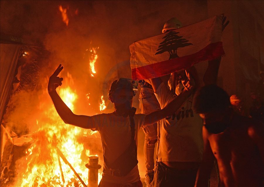 Demonstrasi di Beirut terus berlanjut mekipun pemerintah Lebanon mundur