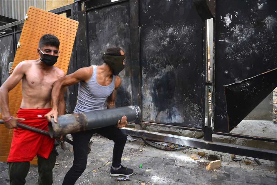 Demonstrasi di Beirut terus berlanjut mekipun pemerintah Lebanon mundur