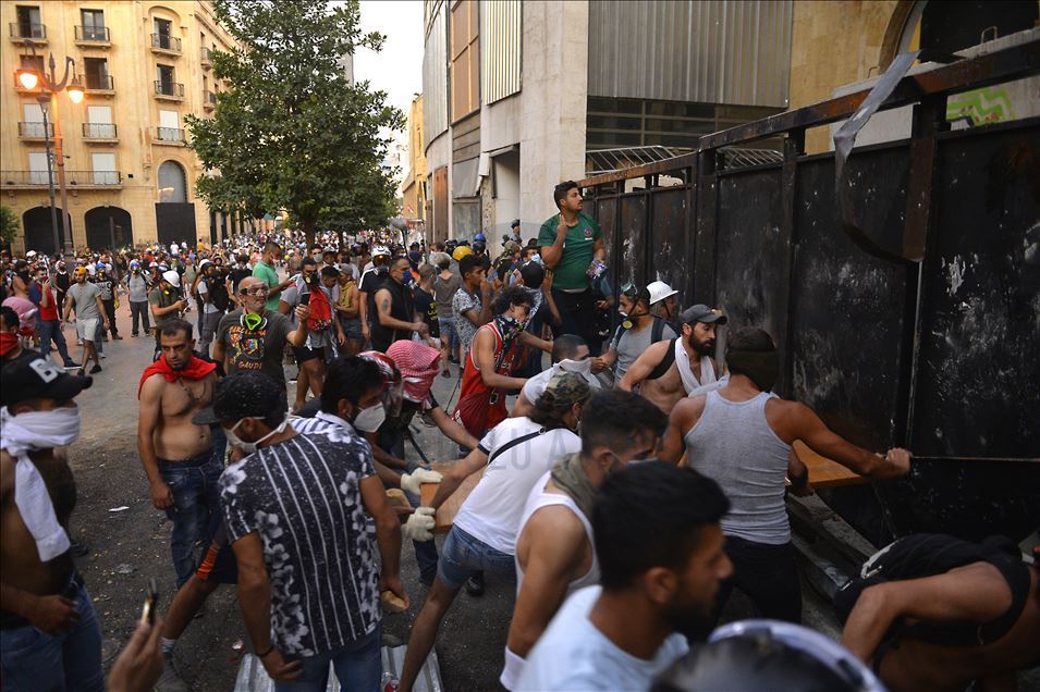 Demonstrasi di Beirut terus berlanjut mekipun pemerintah Lebanon mundur