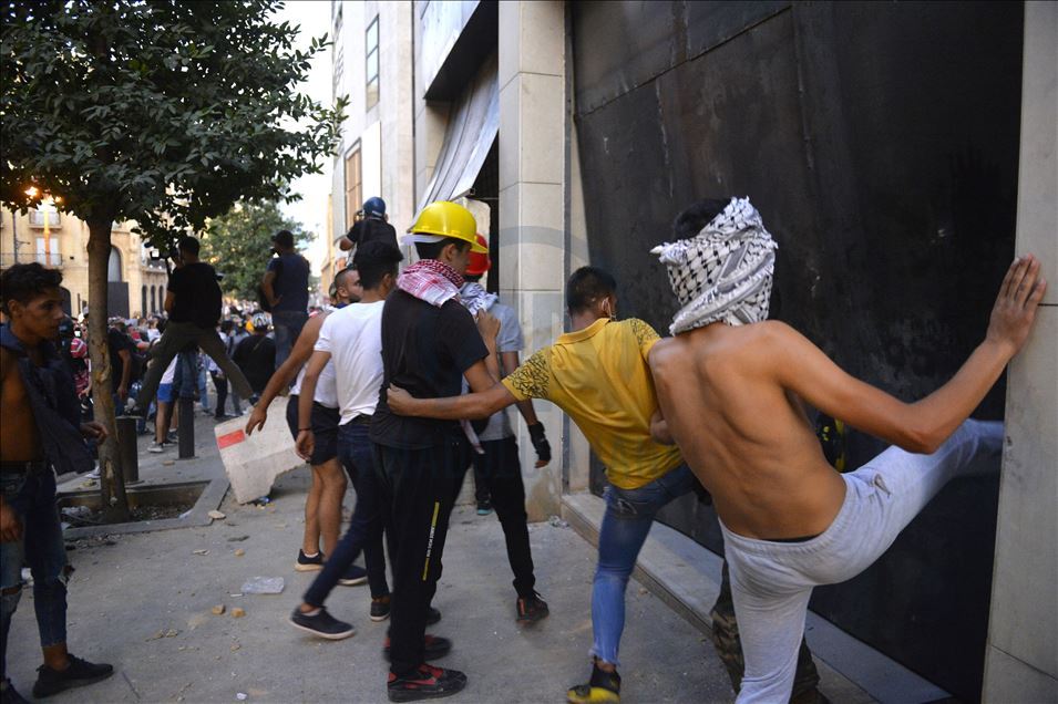 Demonstrasi di Beirut terus berlanjut mekipun pemerintah Lebanon mundur