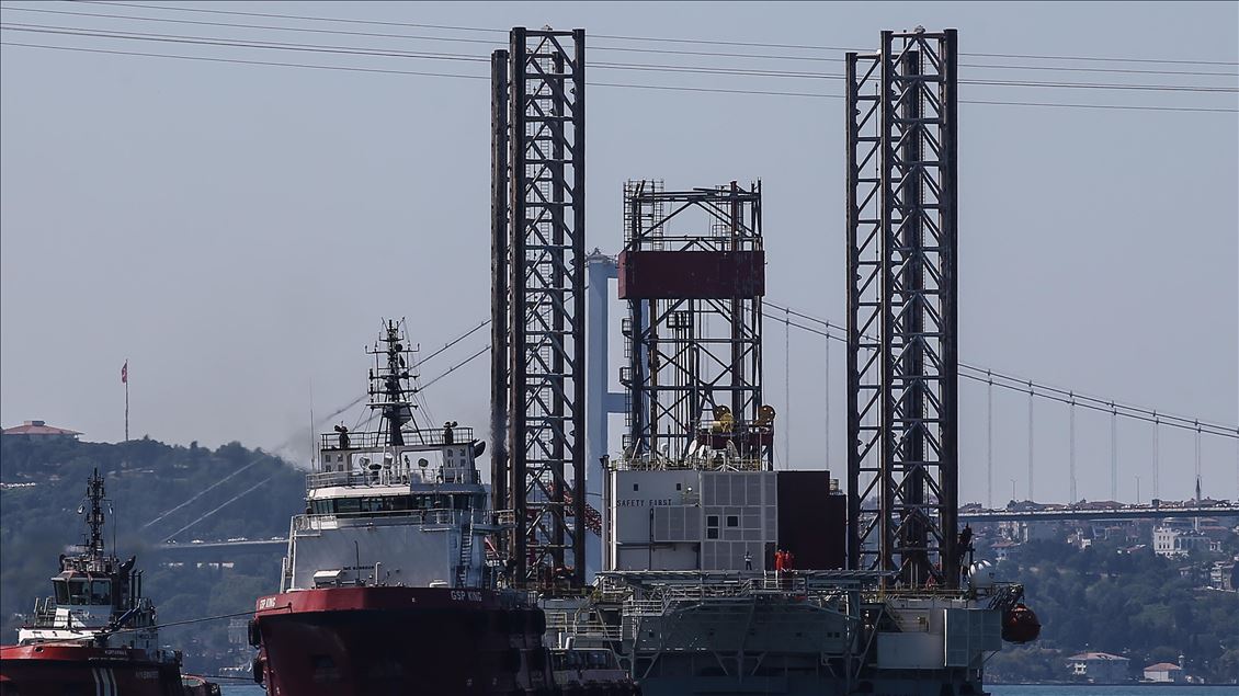 Dev petrol platformu "GSP Saturn" İstanbul Boğazı'ndan geçti