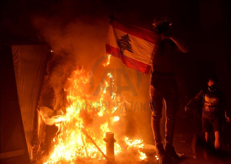 Demonstrasi di Beirut terus berlanjut mekipun pemerintah Lebanon mundur