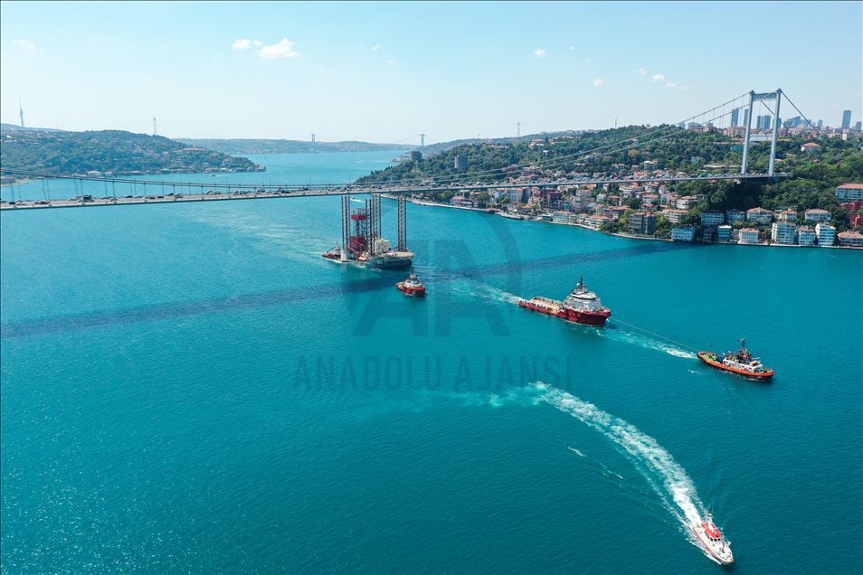Dev petrol platformu "GSP Saturn" İstanbul Boğazı'ndan geçti
