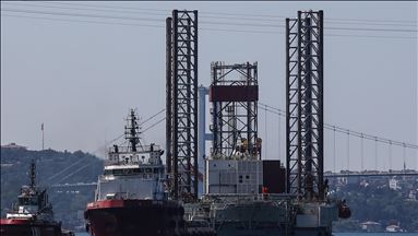 Dev petrol platformu "GSP Saturn" İstanbul Boğazı'ndan geçti