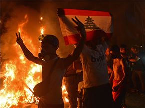 Demonstrasi di Beirut terus berlanjut mekipun pemerintah Lebanon mundur