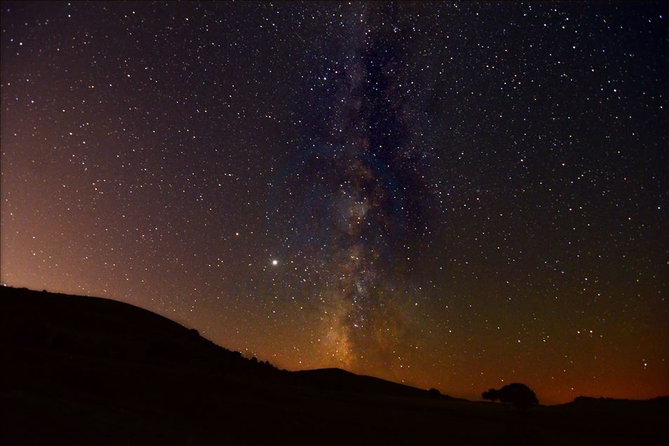 Konya'da Samanyolu Galaksisi ve yıldızlı gece