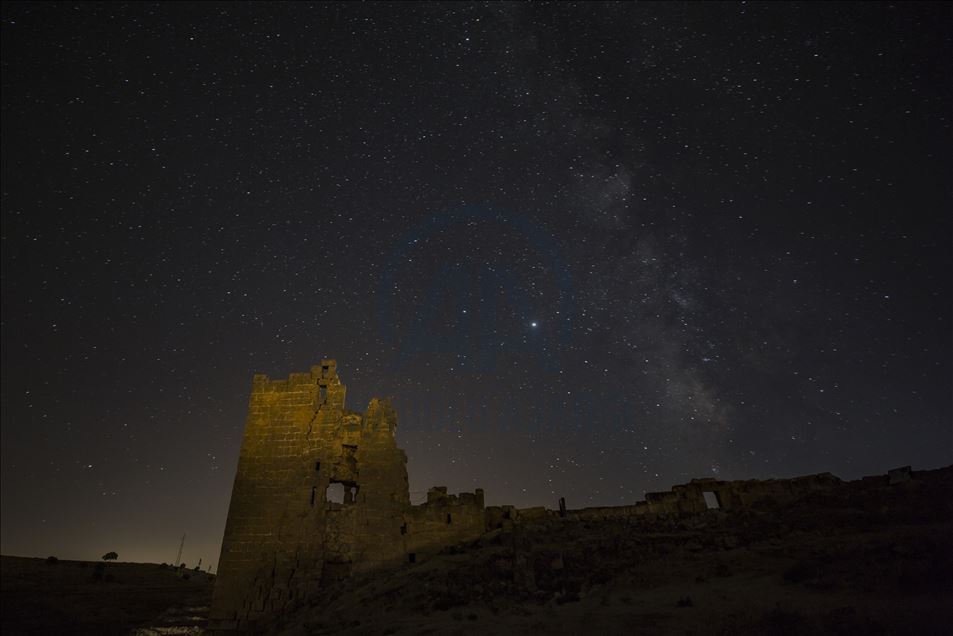 Tarihi Zerzevan Kalesinde Samanyolu Galaksisi ve yıldızlı gece 