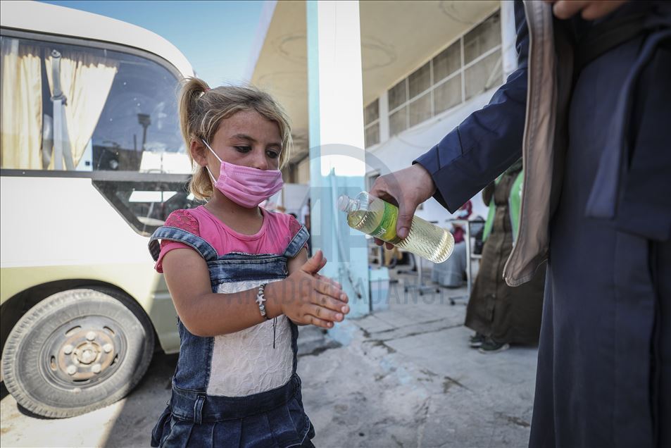 Mujeres estilistas animan a niñas huérfanas en campo de refugiados Sirio