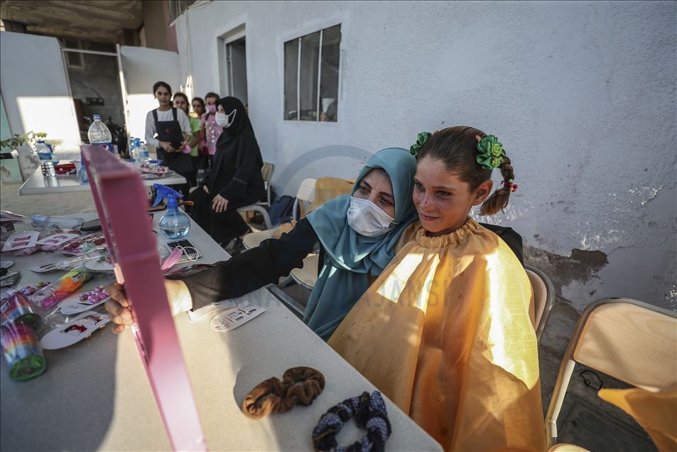 Mujeres estilistas animan a niñas huérfanas en campo de refugiados Sirio