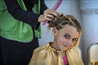 Mujeres estilistas animan a niñas huérfanas en campo de refugiados Sirio