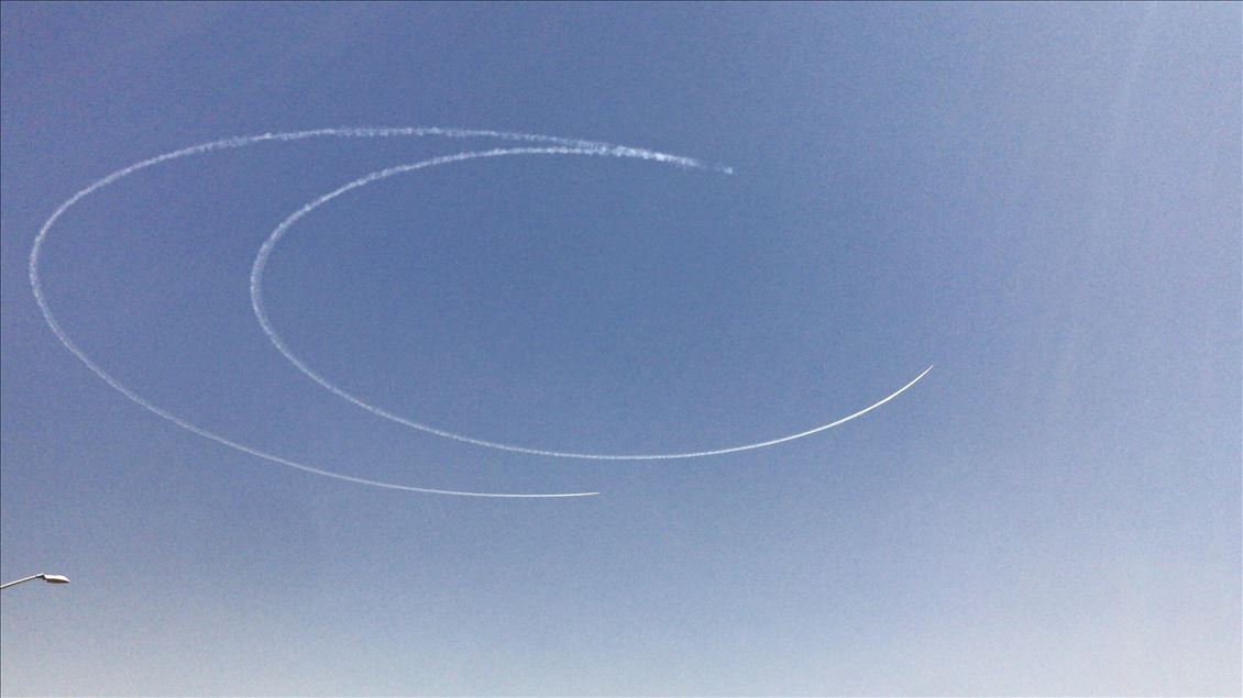 Ekipi aerobatik "Yjet Turke" vizatuan hënën në qiell
