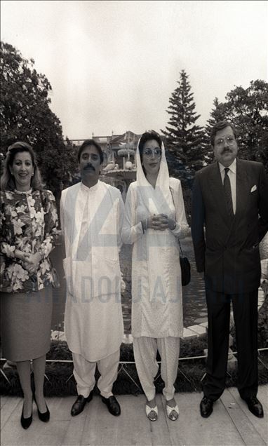 Pakistani Prime Minister Benazir Bhutto (R-2) and her husband Asif Ali Zardari (L-2) visited Dolmabahce Palace in Istanbul during their tour to Turkey in 1989.