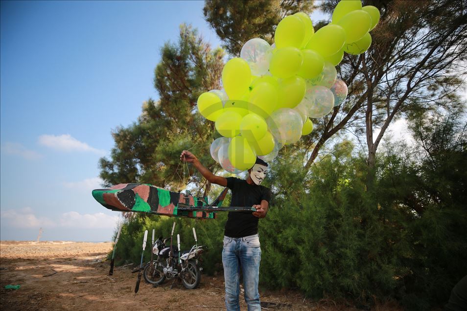 Así es como los palestinos lanzan globos incendiarios desde Gaza