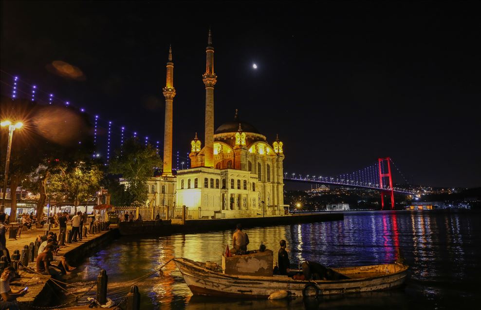 15 Temmuz Şehitler Köprüsü, Süper Lig'e çıkan Fatih Karagümrük renkleriyle ışıklandırıldı