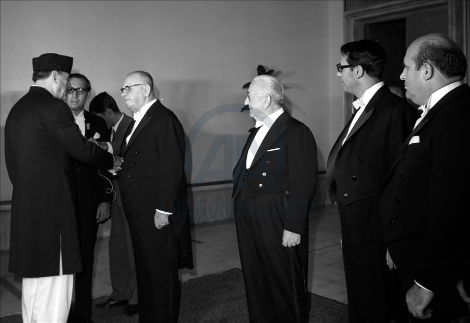 Pakistani President Ayub Khan (left) came to Turkey as the official guest of Turkish President Cevdet Sunay (in front of Khan) in 1967. Prime Minister Suleyman Demirel (center).