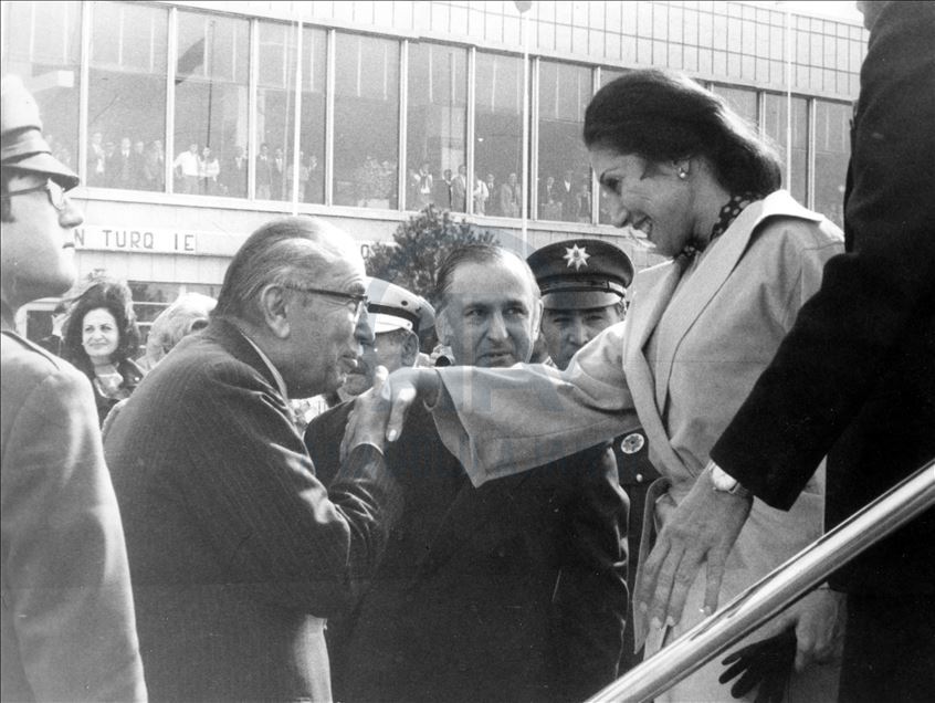 Pakistani Prime Minister Zulfikar Ali Bhutto and his wife Nusrat Bhutto (right) traveled to Ankara in 1972. Turkey’s Former Foreign Minister Ihsan Sabri Caglayangil was among officials who welcomed the Bhutto couple.