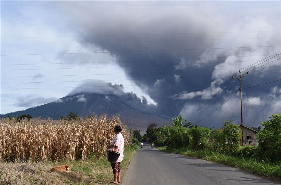 Endonezya’da Sinabung Yanardağı'ndaki hareketlilik nedeniyle uçuş uyarısı yapıldı