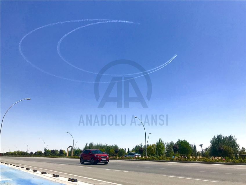Ekipi aerobatik "Yjet Turke" vizatuan hënën në qiell
