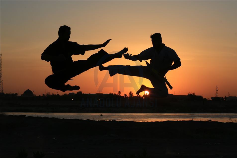 Los jóvenes desafían el coronavirus con artes marciales en Bagdad, Irak