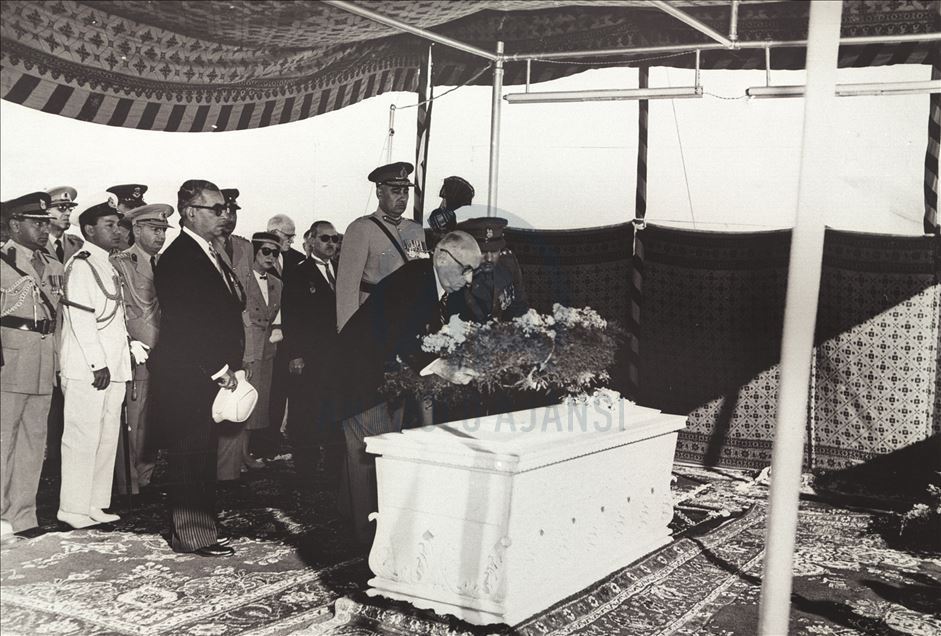 During his official visit to Pakistan, Turkish President Celal Bayar laid a wreath on the grave of Muhammad Ali Jinnah, the founder of Pakistan, in 1955.