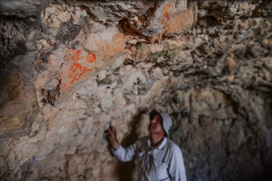 2 bin 500 rakımlı dağdaki mağarada bulunan kaya resimleri araştırılıyor
