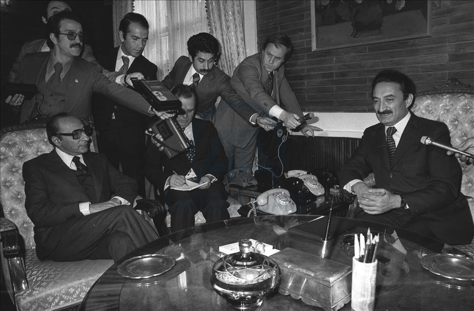Turkish Prime Minister Bulent Ecevit (right) received the State Minister of Pakistan (L-1) in1978.