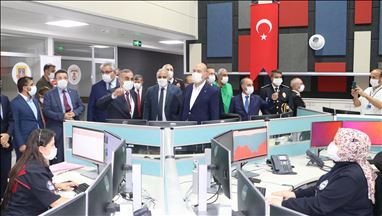 İçişleri Bakanı Soylu, Trabzon 112 Acil Çağrı Merkezi'nde incelemelerde bulundu