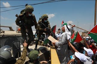 فلسطينيون يحرقون صور محمد بن زايد وآخرون يدوسونها