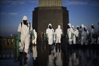 Trabajos de desinfección contra el coronavirus en Río de Janeiro