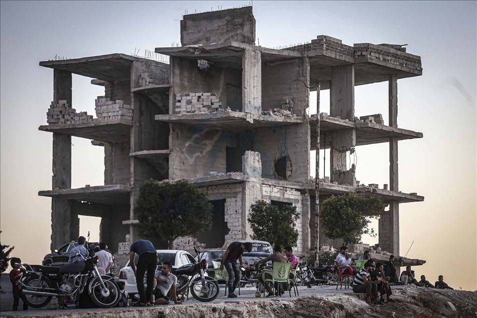 IDLIB, SIRIA - AGOSTO 14, 2020: Miles de sirios, la mayoría des