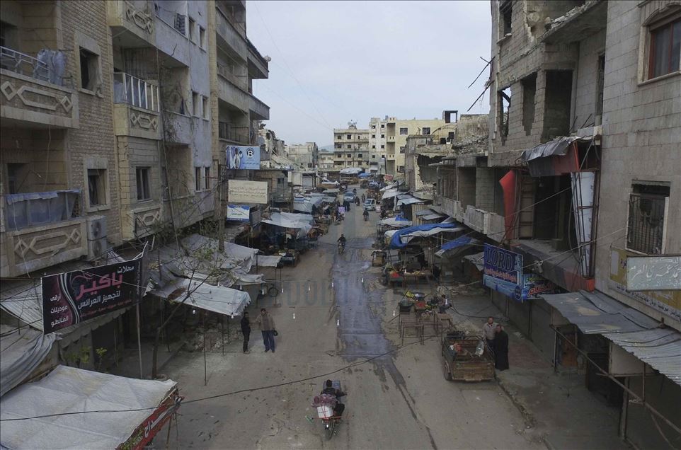 IDLIB, SIRIA - AGOSTO 14, 2020: Miles de sirios, la mayoría des