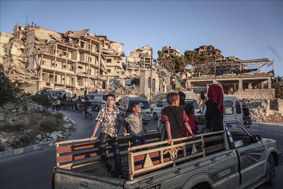 IDLIB, SIRIA - AGOSTO 14, 2020: Miles de sirios, la mayoría des