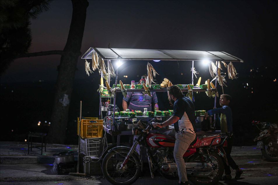 IDLIB, SIRIA - AGOSTO 14, 2020: Miles de sirios, la mayoría des