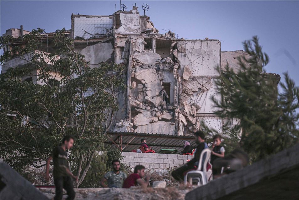 IDLIB, SIRIA - AGOSTO 14, 2020: Miles de sirios, la mayoría des