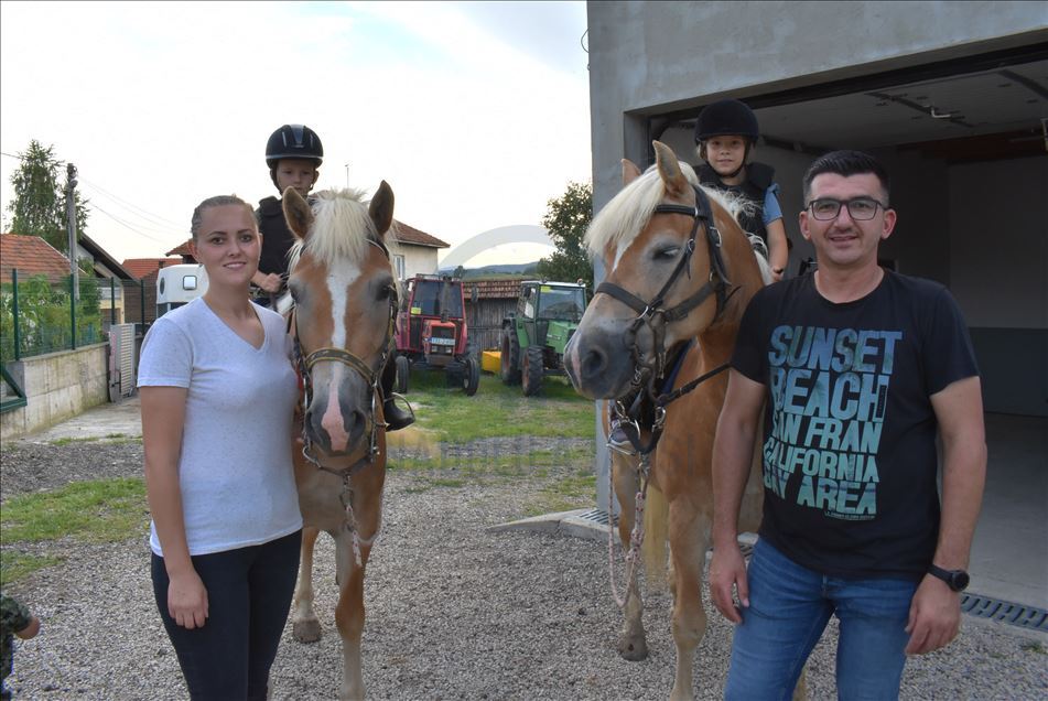 Ranč Mudrov: Supružnici Emina i Adem kroz školu jahanja uče mlade da vole konje 
