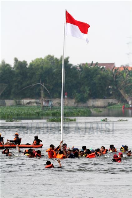 Aktivis gelar Upacara HUT RI ke-75 di Danau Pamulang
