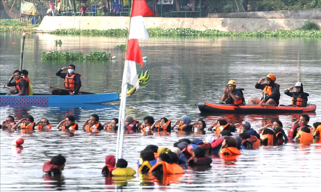 Aktivis gelar Upacara HUT RI ke-75 di Danau Pamulang