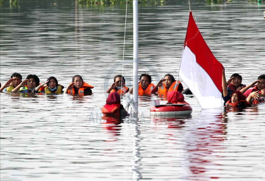 Aktivis gelar Upacara HUT RI ke-75 di Danau Pamulang