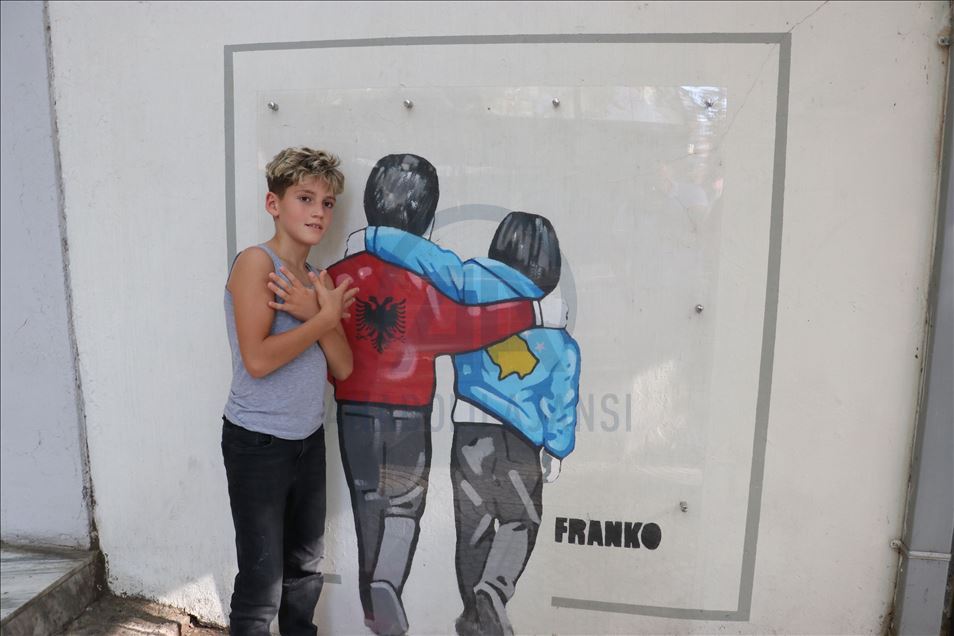 Me pikturat murale, artisti i ri ndryshon pamjen e fasadave në Tiranë
