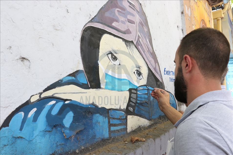 Me pikturat murale, artisti i ri ndryshon pamjen e fasadave në Tiranë 