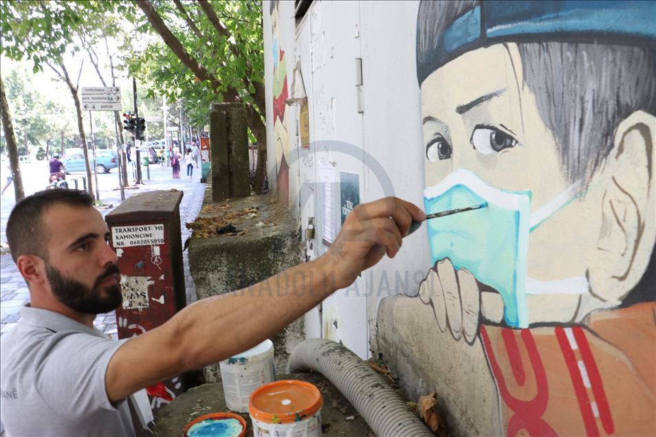 Me pikturat murale, artisti i ri ndryshon pamjen e fasadave në Tiranë
