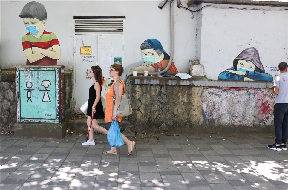 Me pikturat murale, artisti i ri ndryshon pamjen e fasadave në Tiranë 