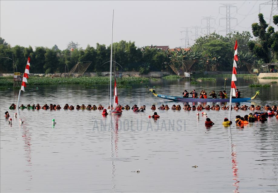 Aktivis gelar Upacara HUT RI ke-75 di Danau Pamulang