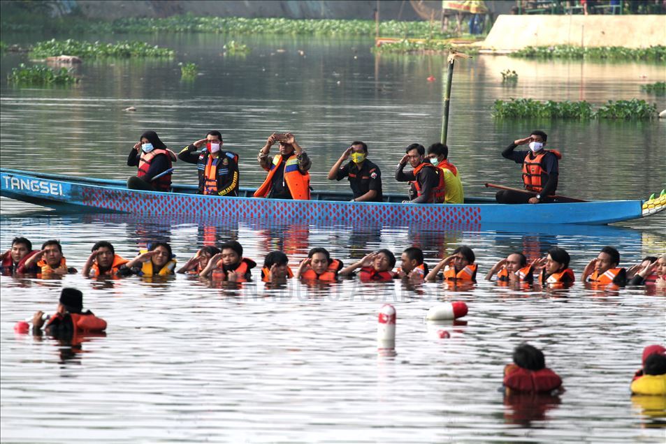 Aktivis gelar Upacara HUT RI ke-75 di Danau Pamulang