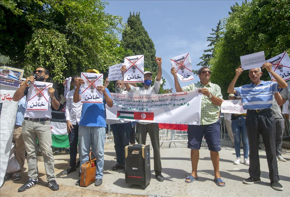 تونسيون يحتجون أمام سفارة الإمارات تنديدا بالتطبيع