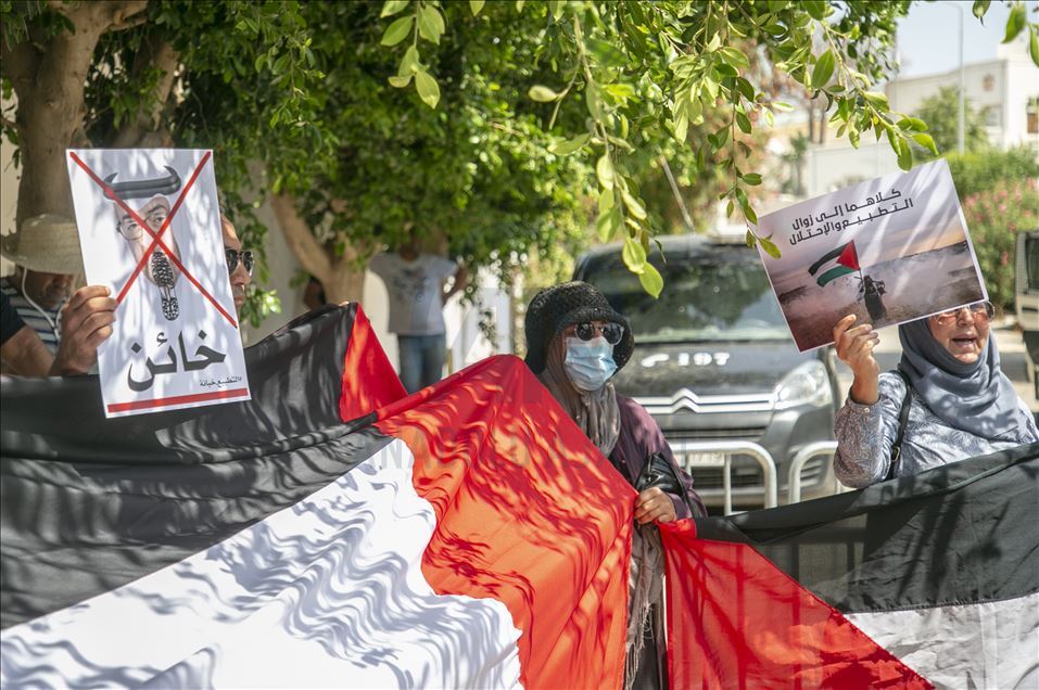 تونسيون يحتجون أمام سفارة الإمارات تنديدا بالتطبيع